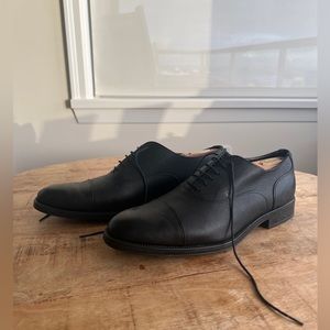 Tod’s mens black lace up shoes.